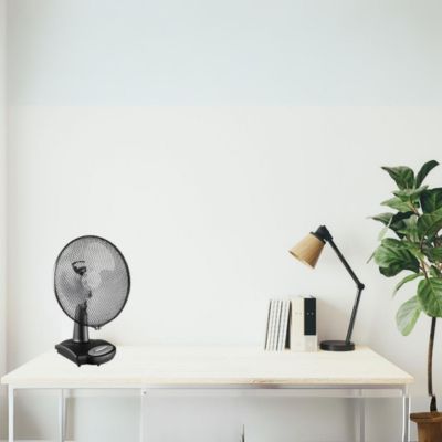 Un ventilateur de table gris (modèle TV-II, Casafan) sur un bureau pour rafraichir de petits espaces