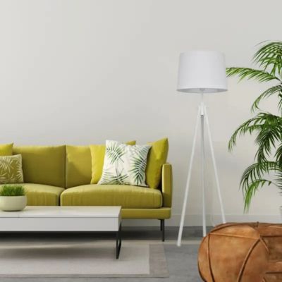 Lampadaire blanc à côté d'un canapé vert  (modèle York d'Ideal Lux)