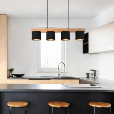Lustre bois et noir au-dessus d'une cuisine (Modèle Cameron de Trio Lighting)