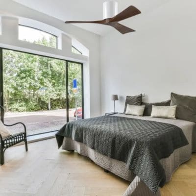 Ventilateur plafond Irene blanc et bois bien dimensionné (Marque Atlas Fan)