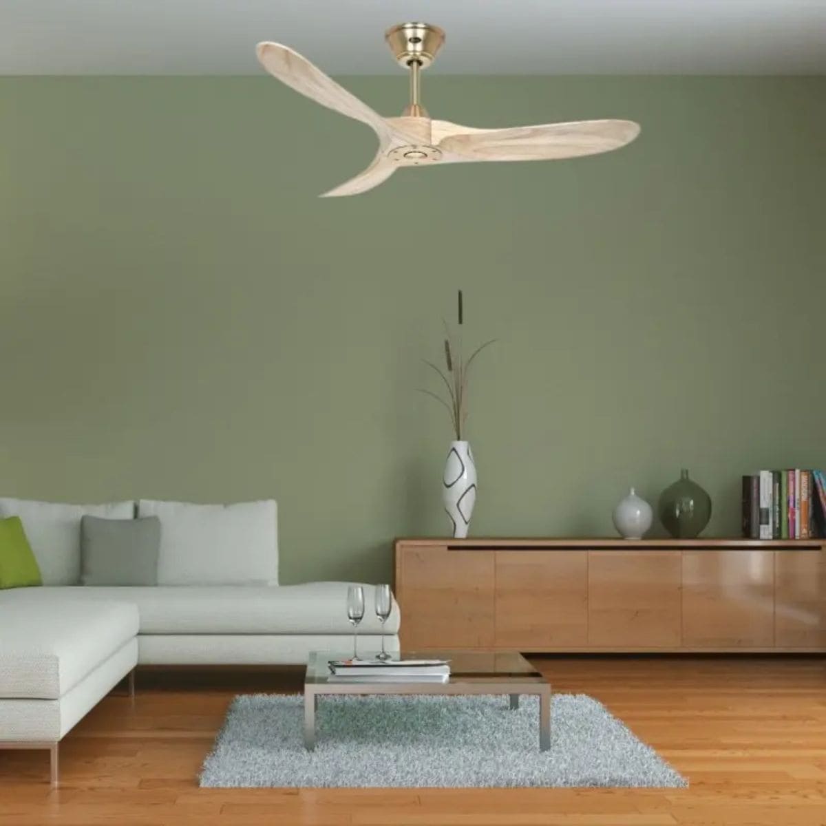 Ventilateur de plafond en bois dans un salon vert (modèle Genuino de Casafan)